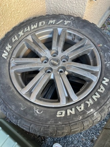 ゴツゴツタイヤの出品です。