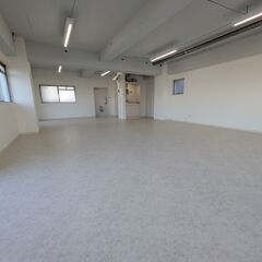 フルリノベーションのお部屋（事務所・倉庫・店舗）！ 燕が毎…