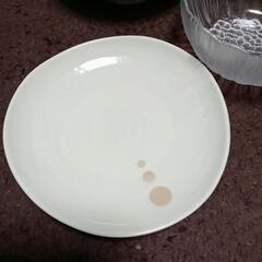 ラーメン丼2個と平皿とガラスサラダボールの画像