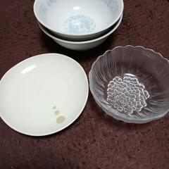 ラーメン丼2個と平皿とガラスサラダボールの画像