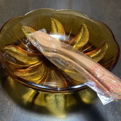 【新品未使用】昭和レトロ　アンバーグラス　羽ねぐるま大鉢25cm ヘルパー付き　琥珀色の画像