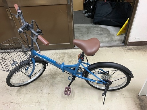 I2412-650 PROVROS 20インチ折りたたみ自転車 6段変速 カゴ付き 年式表記無し キズ汚れ有り タイヤの空気少な目です 後輪ブレーキの効きが悪いです（前輪ブレーキはOK） ギア変速動作確認済み 店頭では空気を入れることはできません 現状お渡し