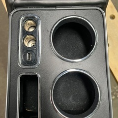 ミニバンに！センターコンソール　USBポートの画像