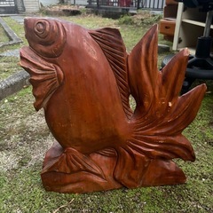 木彫りの金魚の画像