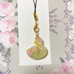 ハンドメイド 夢色の白鳥キーホルダー