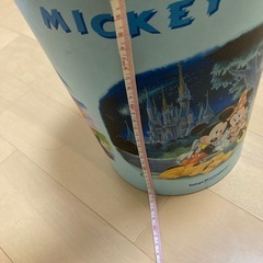 ミッキーマウスのゴミ箱、缶の画像