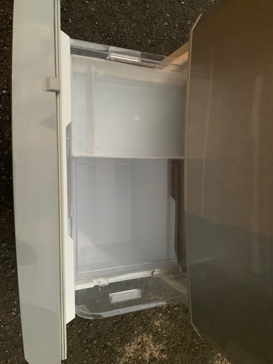 ?配送無料?当時配送‼️?335L 三菱 60cmのスリム冷蔵庫?ノンフロン　ファミリータイプ✨ ３ドア　冷凍冷蔵庫?
