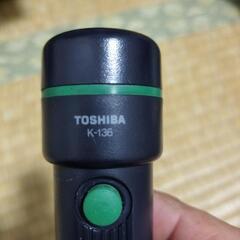 🔦TOSHIBA　懐中電灯電池付き　K-136の画像