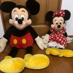 大きなミッキーマウスのぬいぐるみ