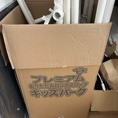 屋内滑り台とブランコ