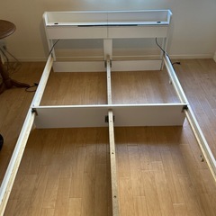 ダブルサイズベッドフレームの画像