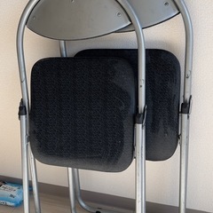 チャイルドシート及び二脚のチェアです。 よろしくお願い致します。