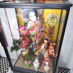 ガラスケース入り羽子板の画像