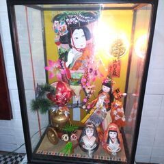 ガラスケース入り羽子板の画像