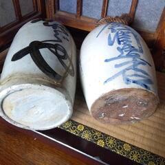 大きな徳利2本の画像