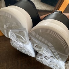 スニーカー　上靴　白底24.5cmの画像