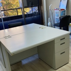 オフィスデスクの画像