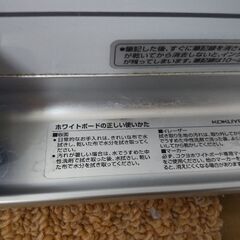 絵本ラックとホワイトボード(行動予定表)の画像