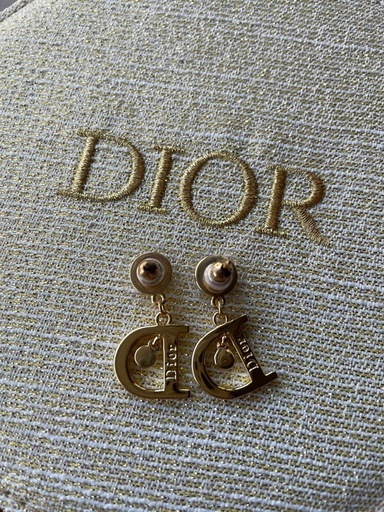 Diorピアス