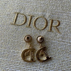 Diorピアスの画像