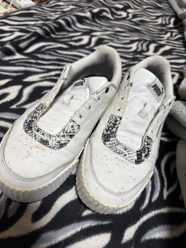 PUMA スニーカー