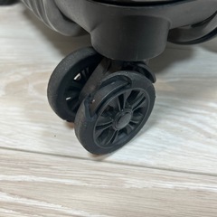 スーツケース　タイヤ破損の画像