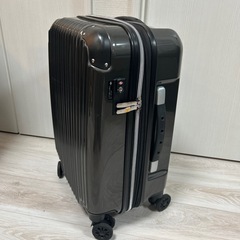 スーツケース　タイヤ破損の画像