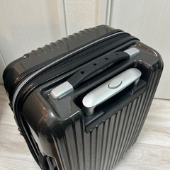 スーツケース　タイヤ破損の画像