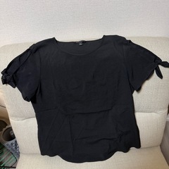 Banana Republic 袖がリボンの黒トップス