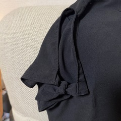 Banana Republic 袖がリボンの黒トップスの画像