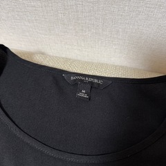 Banana Republic 袖がリボンの黒トップスの画像