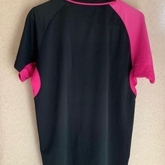 ミズノ、スポーツシャツ   素材はポリエステル100%です。  サイズ表記がＳとなっていますが 男女兼用のウェアのため 女性用のXLくらいの大きさだと 思われます。  ブラック×ピンクのテニスウェアです！の画像