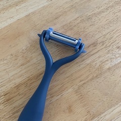 ぐるぐる回転多目的ピーラー　千切り　薄皮剥き