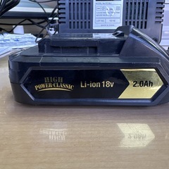 18V専用充電器とバッテリー✖️2の画像
