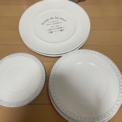 お皿とマグカップのセットの画像