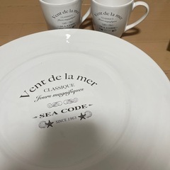 お皿とマグカップのセットの画像