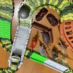 恐竜　カーレースセットの画像