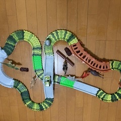 恐竜　カーレースセットの画像