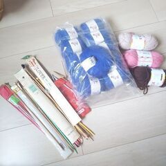 毛100%の毛糸、様々なサイズの棒針まとめて3000円でお譲りします