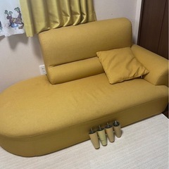 黄色いソファー