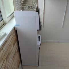 ウォーターサーバーと水一つの画像