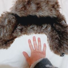 【ほとんど未使用✨超美品】💖定価3,980円  💖使用感なし、あまり使用していない  💖フリーサイズ男女兼用老若男女可能  💖ロシア極寒地方のような極暖帽子  💖中の縫製もスティッチが丁寧に施されており高級感あふれる  💖耳まですっぽり、正面にもふかふかしたファーがあなた様の頭部を守る  💖寒い時は、顎に設置してある留め具でお顔全体を覆うことができる  💖かなり暖かい仕様になっている  💖落ち着いた模様でおしゃれな方にもぴったりの画像