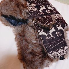【ほとんど未使用✨超美品】💖定価3,980円  💖使用感なし、あまり使用していない  💖フリーサイズ男女兼用老若男女可能  💖ロシア極寒地方のような極暖帽子  💖中の縫製もスティッチが丁寧に施されており高級感あふれる  💖耳まですっぽり、正面にもふかふかしたファーがあなた様の頭部を守る  💖寒い時は、顎に設置してある留め具でお顔全体を覆うことができる  💖かなり暖かい仕様になっている  💖落ち着いた模様でおしゃれな方にもぴったりの画像