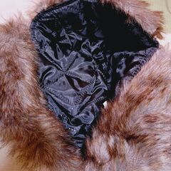 【ほとんど未使用✨超美品】💖定価3,980円  💖使用感なし、あまり使用していない  💖フリーサイズ男女兼用老若男女可能  💖ロシア極寒地方のような極暖帽子  💖中の縫製もスティッチが丁寧に施されており高級感あふれる  💖耳まですっぽり、正面にもふかふかしたファーがあなた様の頭部を守る  💖寒い時は、顎に設置してある留め具でお顔全体を覆うことができる  💖かなり暖かい仕様になっている  💖落ち着いた模様でおしゃれな方にもぴったりの画像