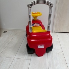アンパンマンカー メロディー付き 足けり乗用の画像