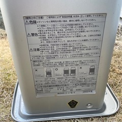 ポリタンクと灯油ストーブの画像