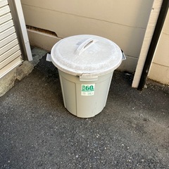 【無料】　60リットル　蓋付き　ポリバケツ　ゴミ箱