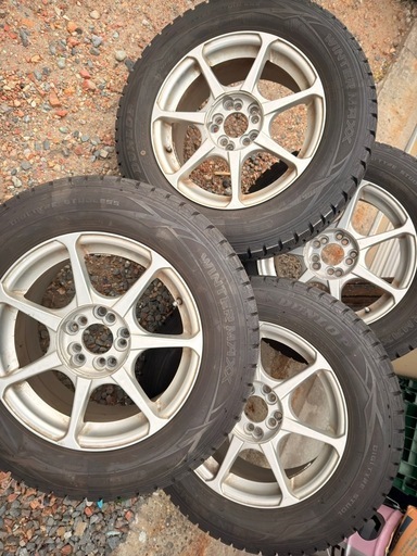 スタッドレスタイヤ215/65/16