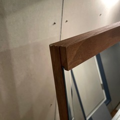 ニトリ　サイドフレームがない スタンドミラー ノンチェ(ミドルブラウン) ミラーカバー付きの画像