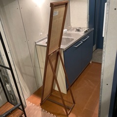 ニトリ　サイドフレームがない スタンドミラー ノンチェ(ミドルブラウン) ミラーカバー付きの画像